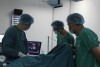 Tiến sĩ, bác sĩ Lê Thanh Dũng cùng e kíp đang thực hiện kỹ thuật đốt nhiệt sóng cao tần cho bệnh nhân3