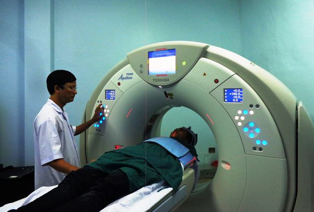 Thầy thuốc trẻ của Bệnh viện Đa khoa tỉnh Quảng Trị ứng dụng tốt máy chụp cắt lớp vi tính 160 lát cắt trong chẩn đoán hình ảnh (Ảnh: Bội Nhiên)