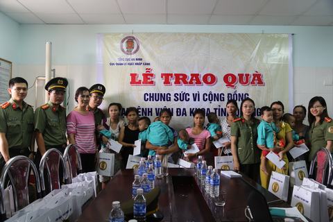 Cục quản lý xuất nhập cảnh thuộc Tổng cục An ninh – Bộ Công an đến thăm và tặng quà cho bệnh nhân tại Khoa Nhi của BVĐK Tỉnh