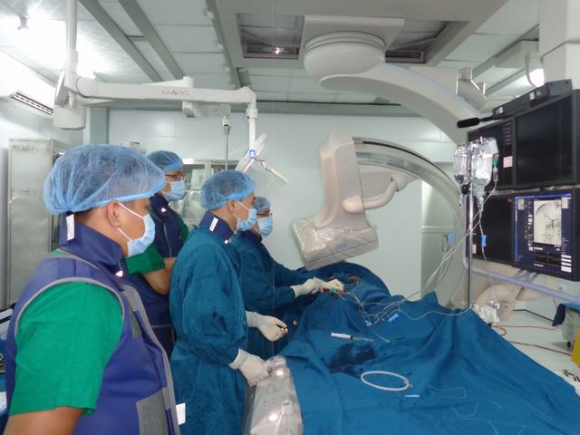Một ca can thiệp tim mạch ở Bệnh viện Đa khoa tỉnh Quảng Trị (Ảnh: Bội Nhiên)