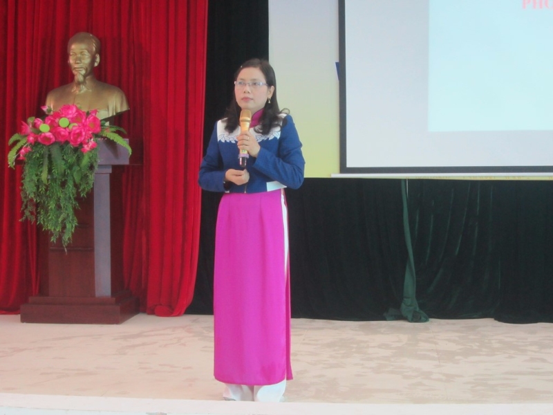 Đồng chí Ngô Thị Thu Hà - Phó hiệu trưởng trường Chính trị Lê Duẩn truyền đạt một số nội dung quán triệt Chỉ thị 05-CT/TW ngày 15/5/2016 của Bộ Chính trị