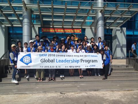 Đoàn chụp ảnh lưu niệm tại dãy nhà A của Bệnh viện