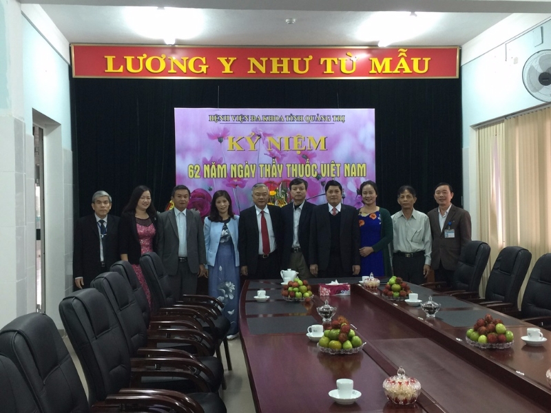 Đồng chí Phạm Đức Châu - Phó Bí thư Thường trực Tỉnh ủy tỉnh Quảng Trị chụp ảnh lưu niệm cùng tập thể cán bộ lãnh đạo Bệnh viện.