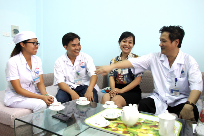 nhan vien y te cung hien mau nong de cuu san phu mac benh hiem gap