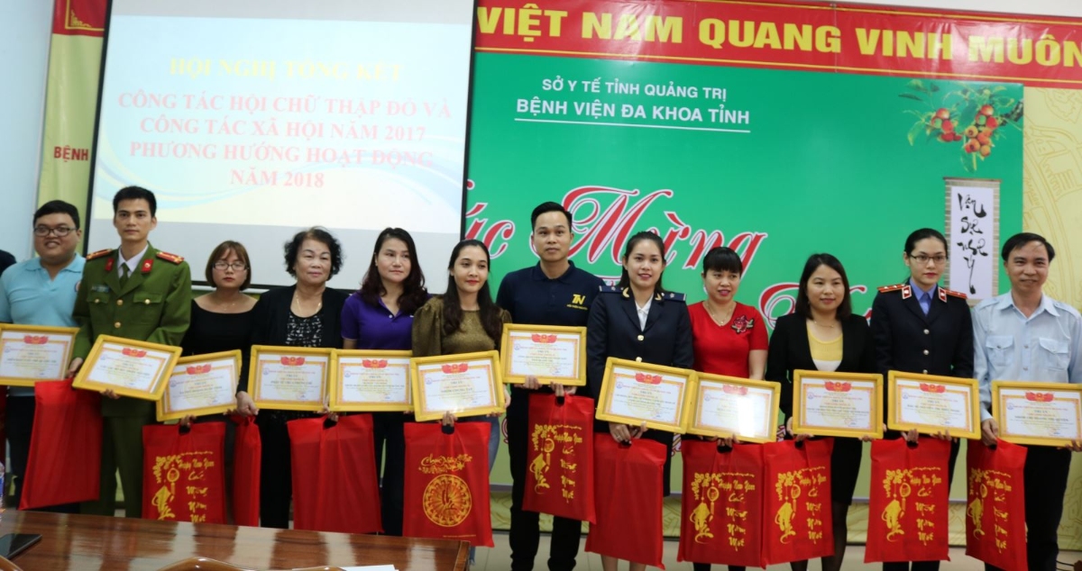 Trao tặng giấy khen tri ân tấm lòng nhân ái cho các cơ quan, tổ chức, cá nhân.