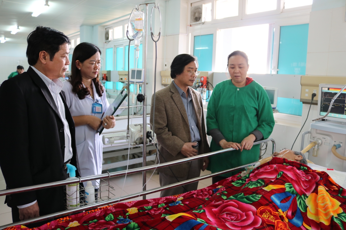 Thăm, động viên người bệnh và người nhà của người bệnh trong chiều 30 Tết (Ảnh: Mỹ Châu)