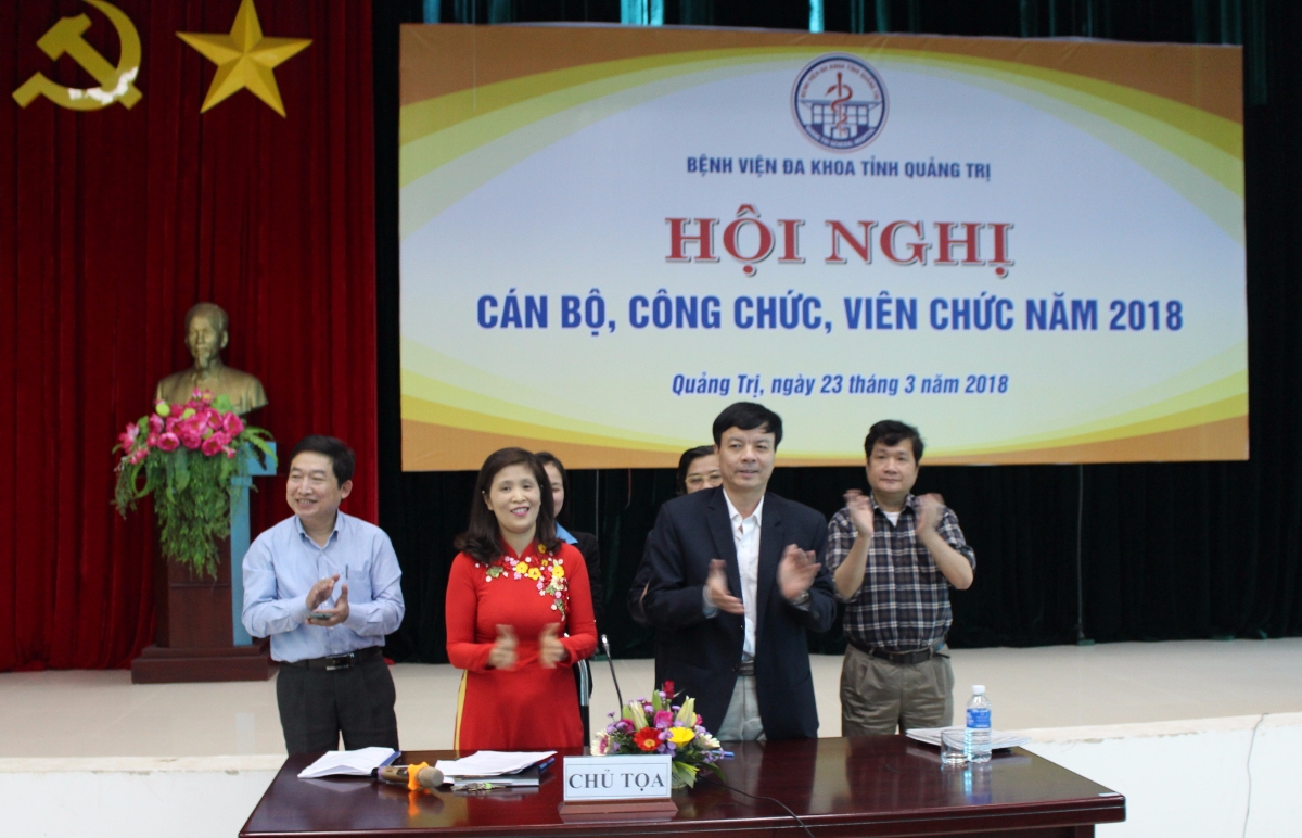 Đại diện Công đoàn, Đảng ủy, Ban Giám đốc Bệnh viện Đa khoa tỉnh Quảng Trị đồng thuận giao ước thi đua năm 2018 (Ảnh: Bội Nhiên)