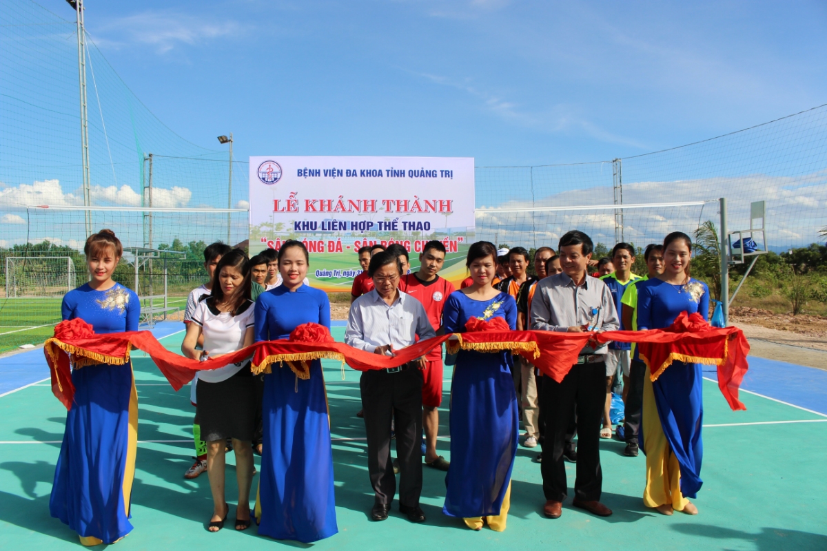 Cắt băng khánh thành khu liên hợp thể thao tại Bệnh viện Đa khoa tỉnh Quảng Trị (Ảnh: Bội Nhiên)