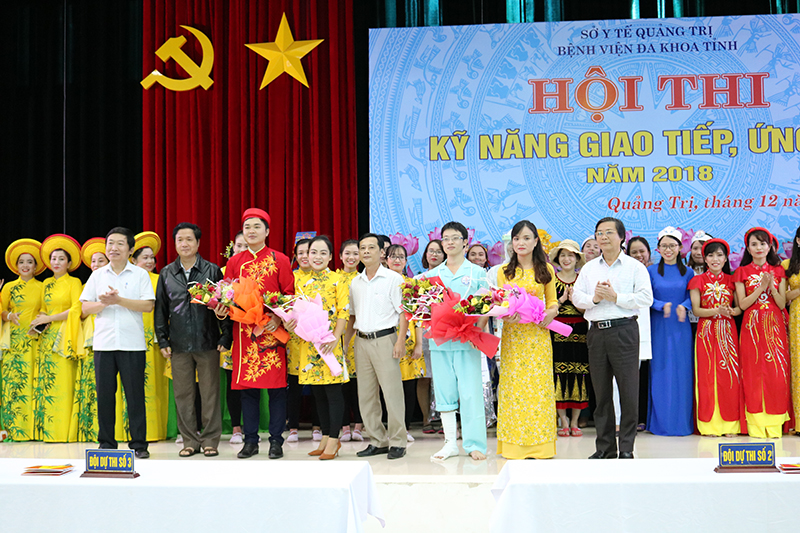 1 Ban lãnh đạo tặng hoa các đội thi