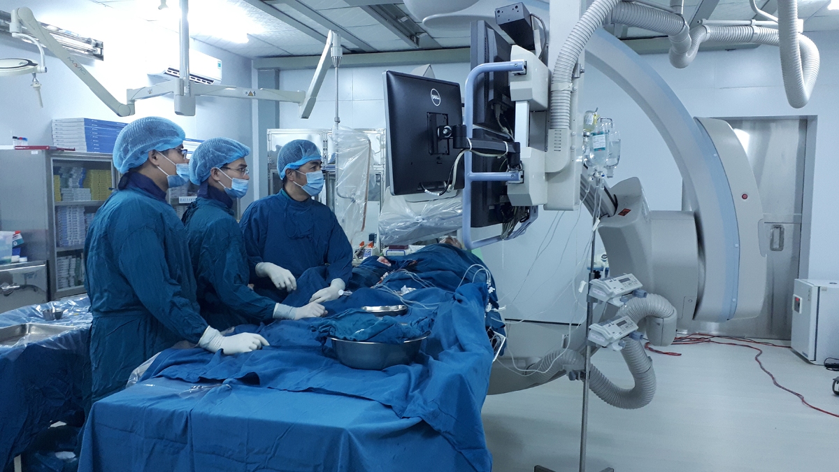 Các bác sĩ Bệnh viện đa khoa tỉnh đã tiến hành thủ thuật can thiệp thành công ca bệnh có tổn thương động mạch vành khó, phức tạp.