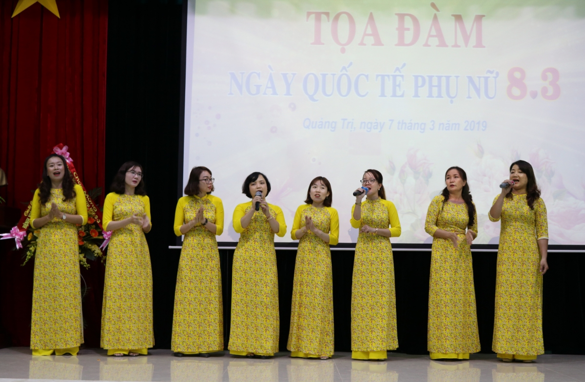 Tiết mục đồng ca “Hành khúc ngàng Y” của Khoa RHM –Mắt – TMH