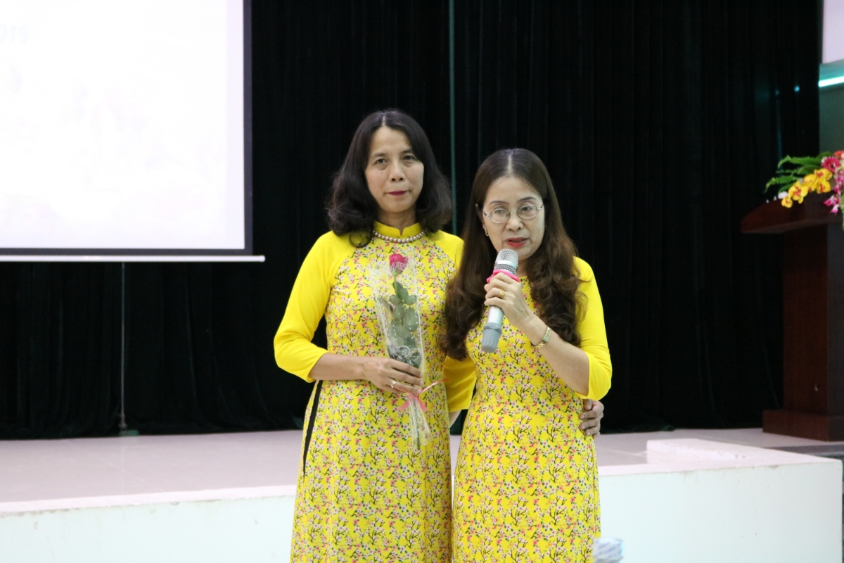 Tiết mục ngâm thơ của chị Lê Thị Hồng Linh – Khoa YHCT