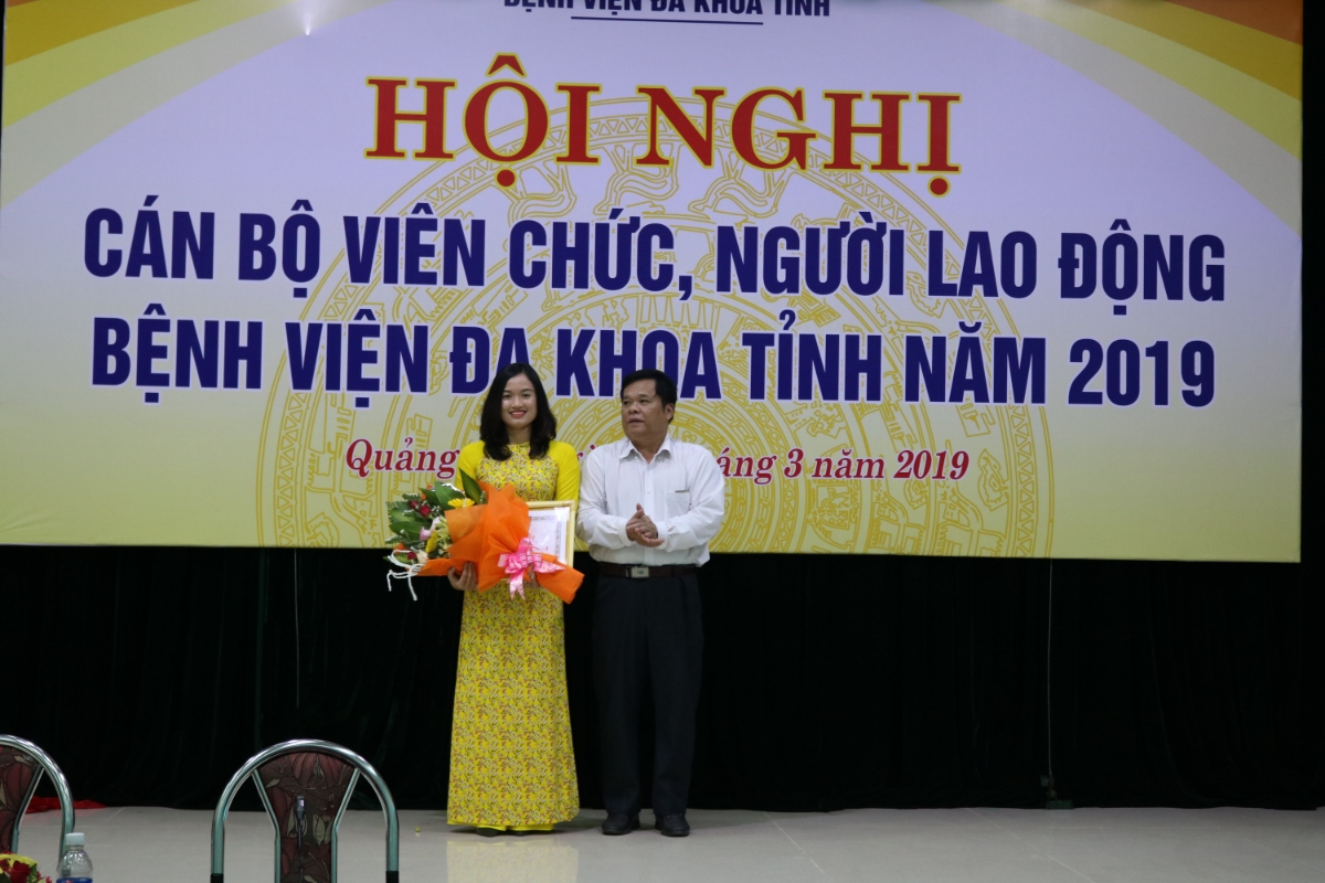 Trao tặng bằng khen của Bộ Y tế cho cá nhân có thành tích xuất sắc trong việc phát triển ngành Công tác xã hội tại Bệnh viện.