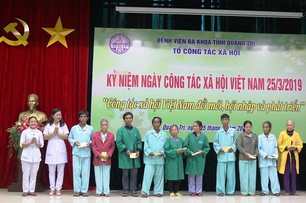 Tặng quà cho bệnh nhân có hoàn cảnh khó khăn