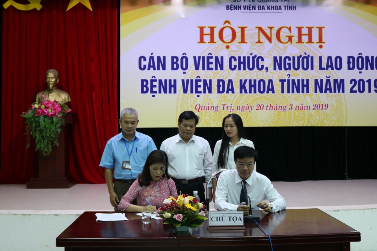 Đại diện lãnh đạo Sở Y tế chứng kiến ký giao ước thi đua giữa Giám đốc và Chủ tịch Công đoàn Bệnh viện.