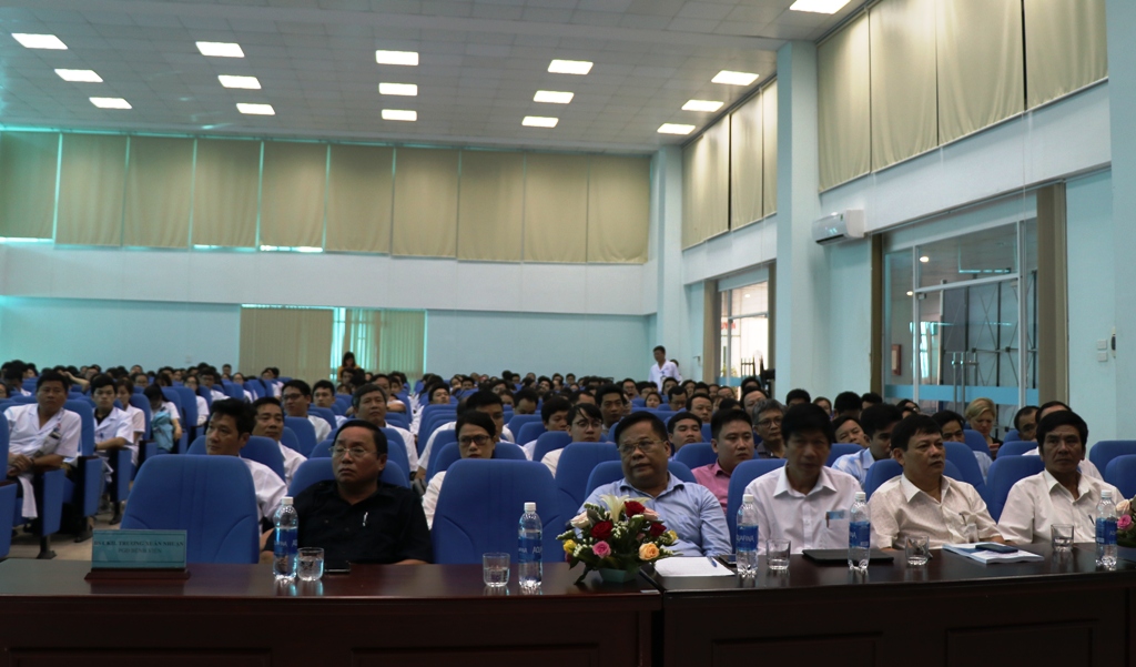 2. Các đại biểu đang theo dõi mổ thị phạm và truyền hình trực tiếp