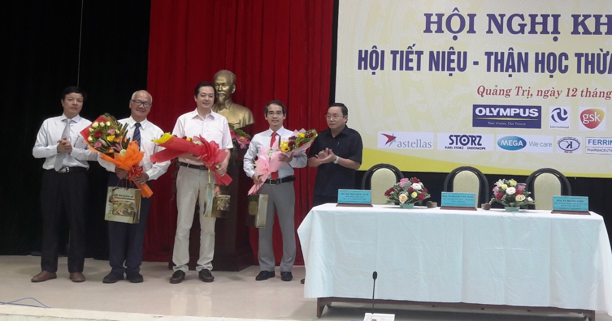 Phó Chủ tịch Thường trực HĐND tỉnh Nguyễn Đức Dũng cùng lãnh đạo Bệnh viện Đa khoa tỉnh tặng hoa cho các chuyên gia đầu ngành Tiết niệu Thận học