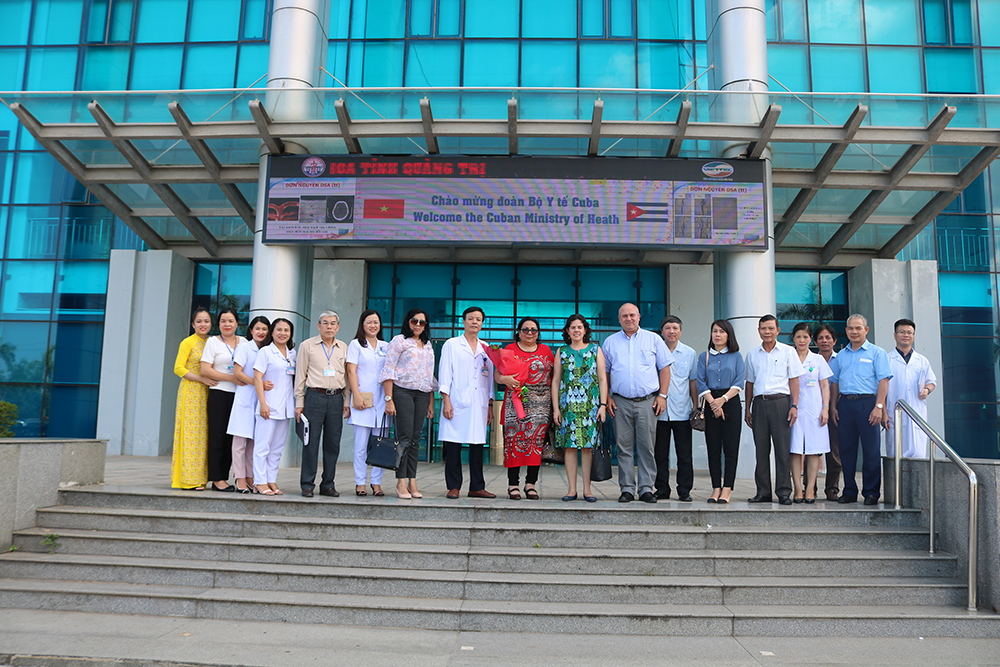 Đoàn chụp ảnh lưu niệm tại Bệnh viện đa khoa tỉnh