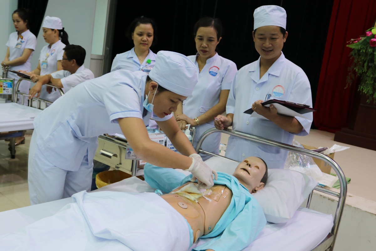 Các thí sinh đang tham gia phần thi thực hành