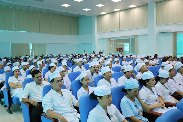 Cán bộ viên chức tham dự buổi giao ban.