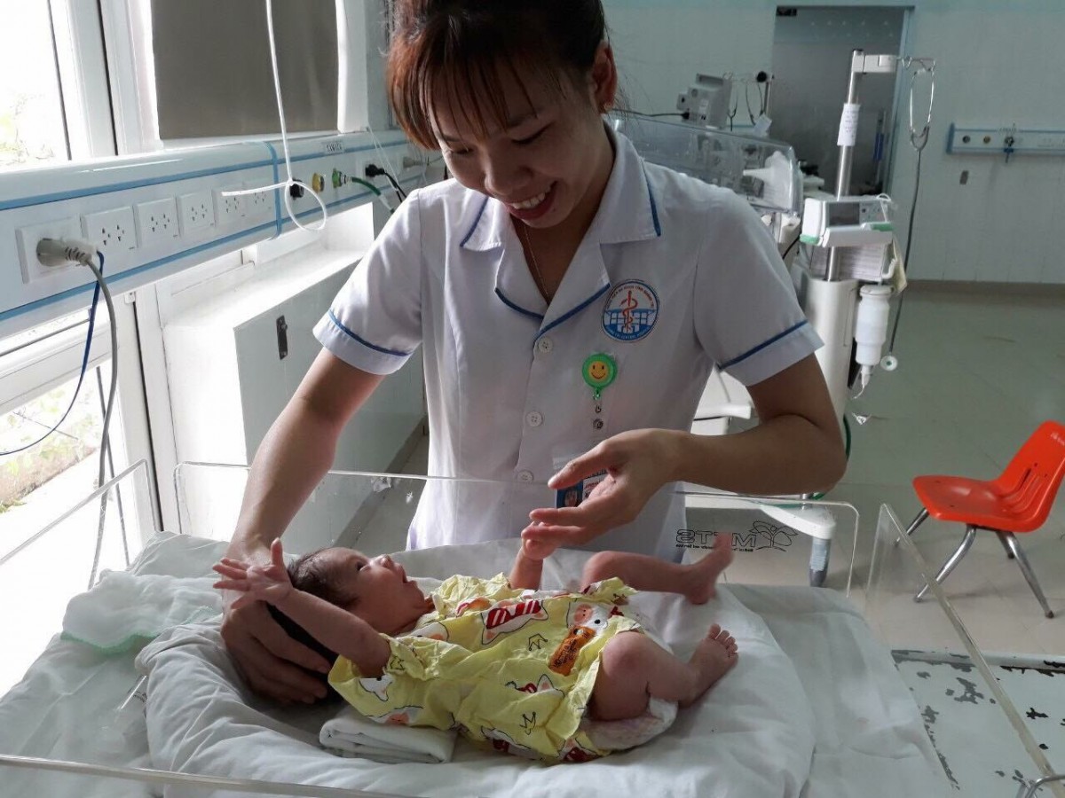 Nhân viên y tế chăm sóc đặc biệt cho trẻ sinh non là con chị H.T.Nhạc