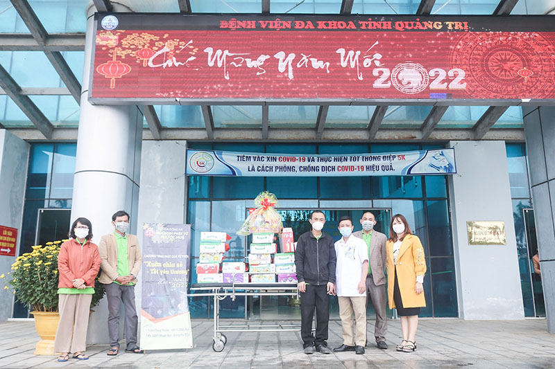 Nhiều tấm lòng hảo tâm hỗ trợ quà cho bệnh nhân đón Tết tại Bệnh viện Đa khoa tỉnh Quảng Trị - Ảnh: T.P