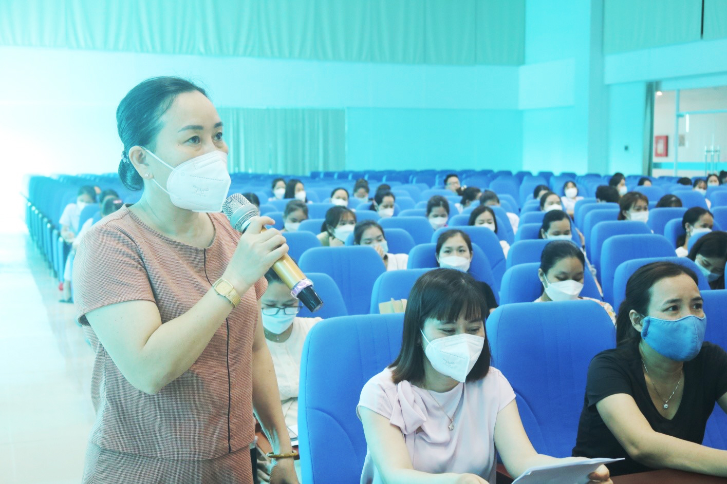 Giảng viên trình bày tại buổi học