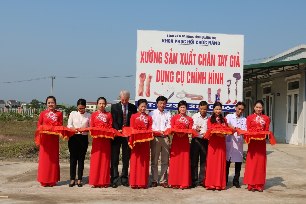 Cắt băng khai trương xưởng chỉnh hình – khoa PHCN