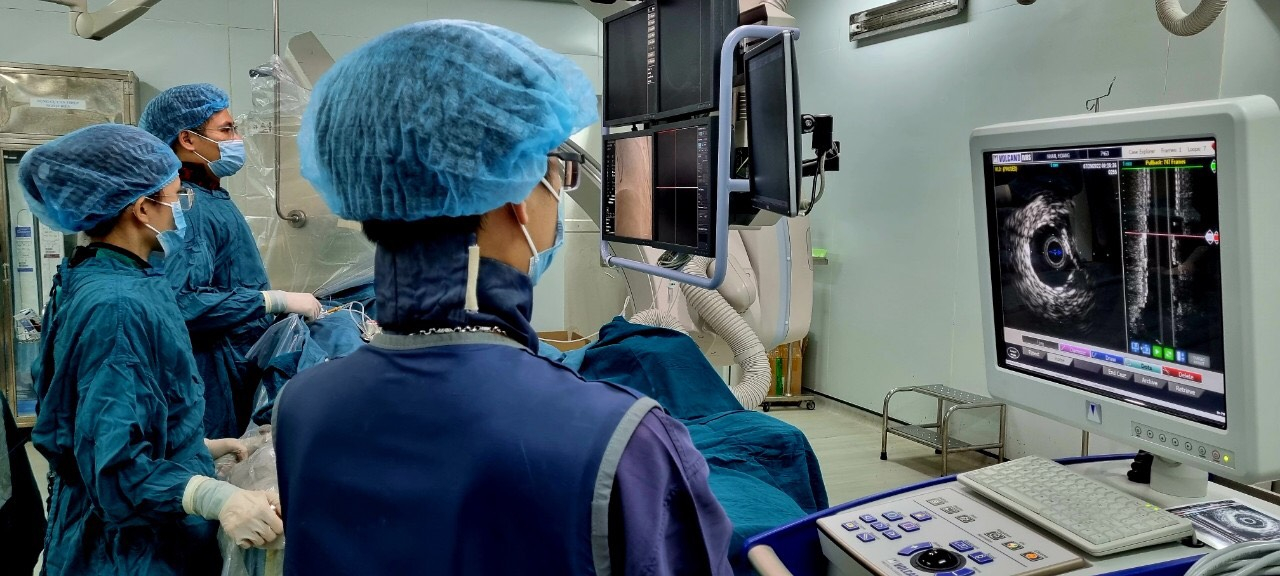 Điều trị can thiệp cho bệnh nhân bị hẹp động mạch vành tại BVĐK tỉnh.