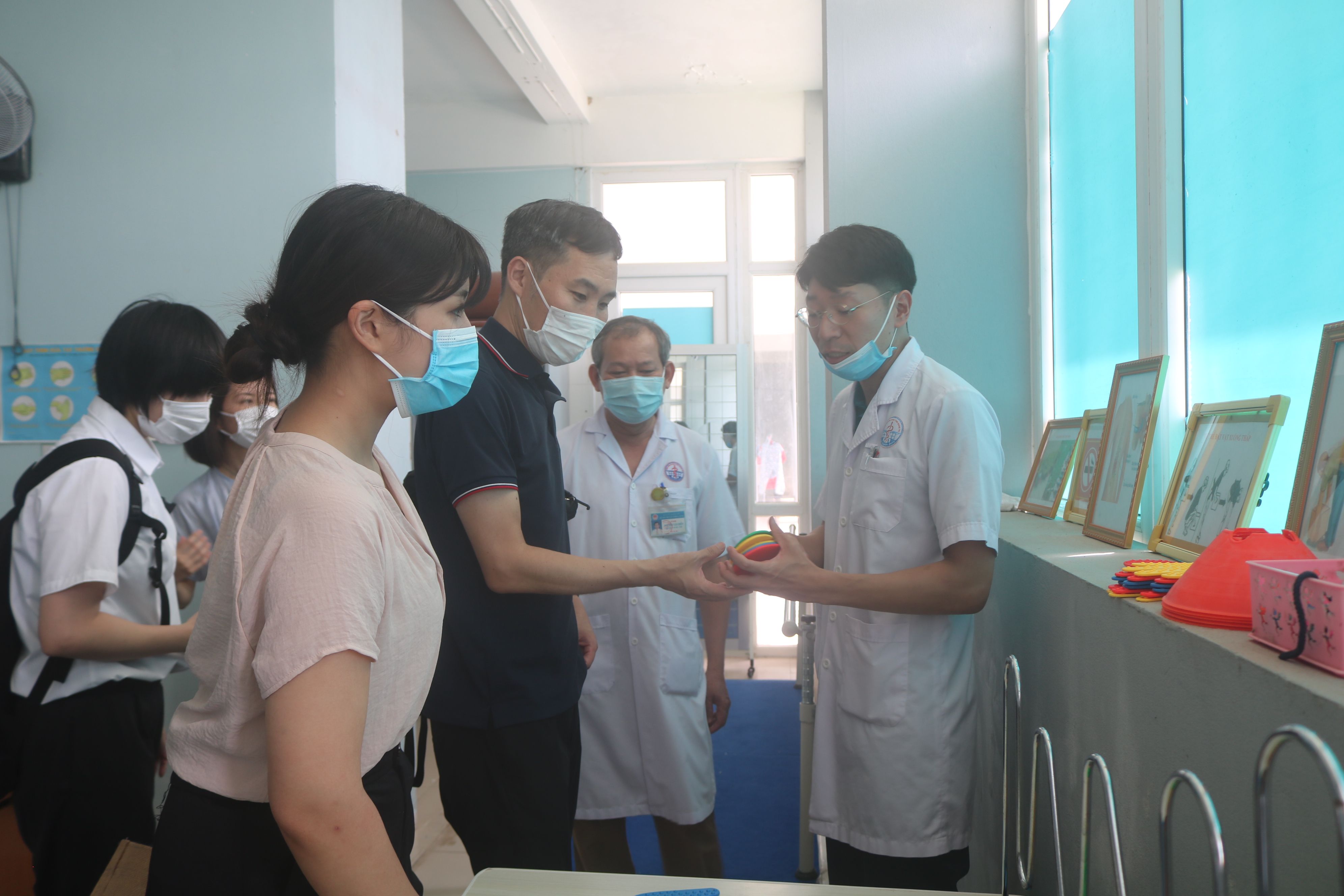 Đoàn chuyên gia tham quan tại khoa Phục hồi chức năng