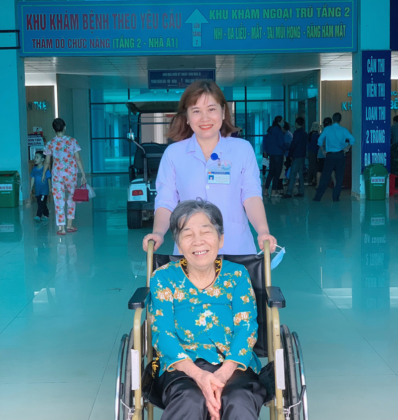 Chăm sóc bệnh nhân là niềm vui hằng ngày của Điều dưỡng trưởng Lê Thị Tám Hai - Ảnh: T.L