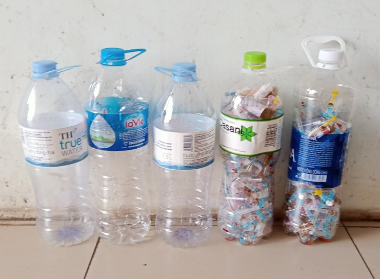 Tận thu chai nhựa đựng nước lọc phát sinh từ phía người bệnh để quay trở lại đựng vật sắc nhọn