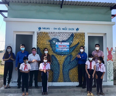 Tận dụng vỏ chai nhựa để trang trí nhà vệ sinh