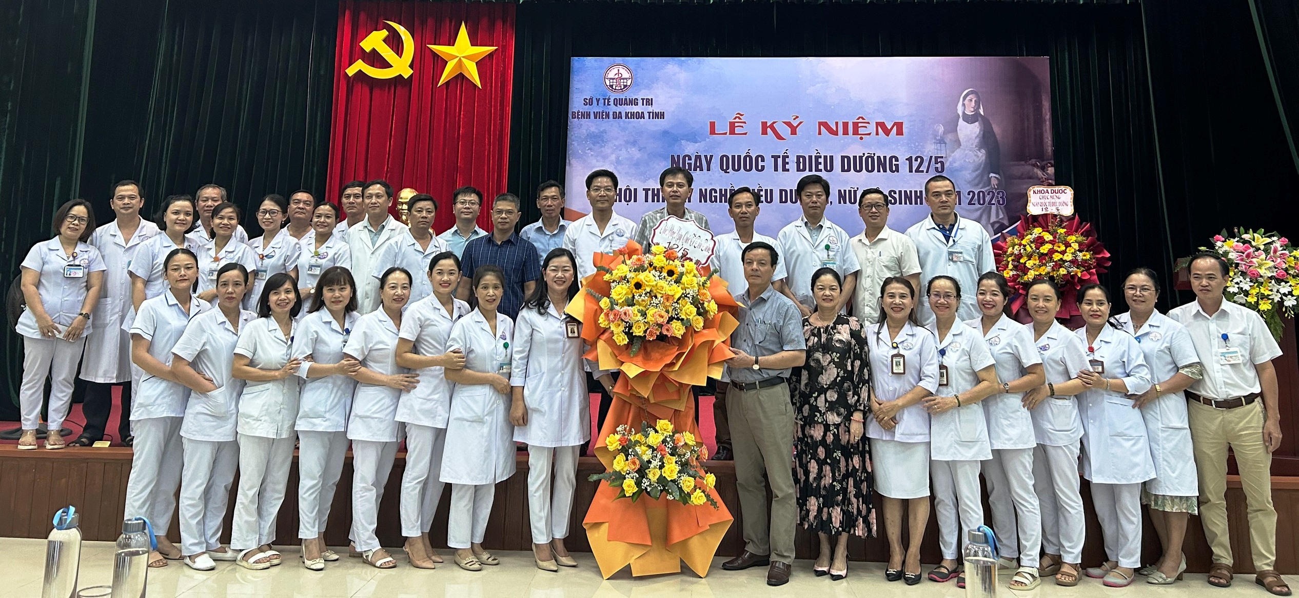 Đại diện các khoa, phòng tham gia lễ kỷ niệm Ngày Quốc tế Điều dưỡng và Hội thi Tay nghề điều dưỡng viên, nữ hộ sinh năm 2023. Ảnh: Lê Phương Thảo
