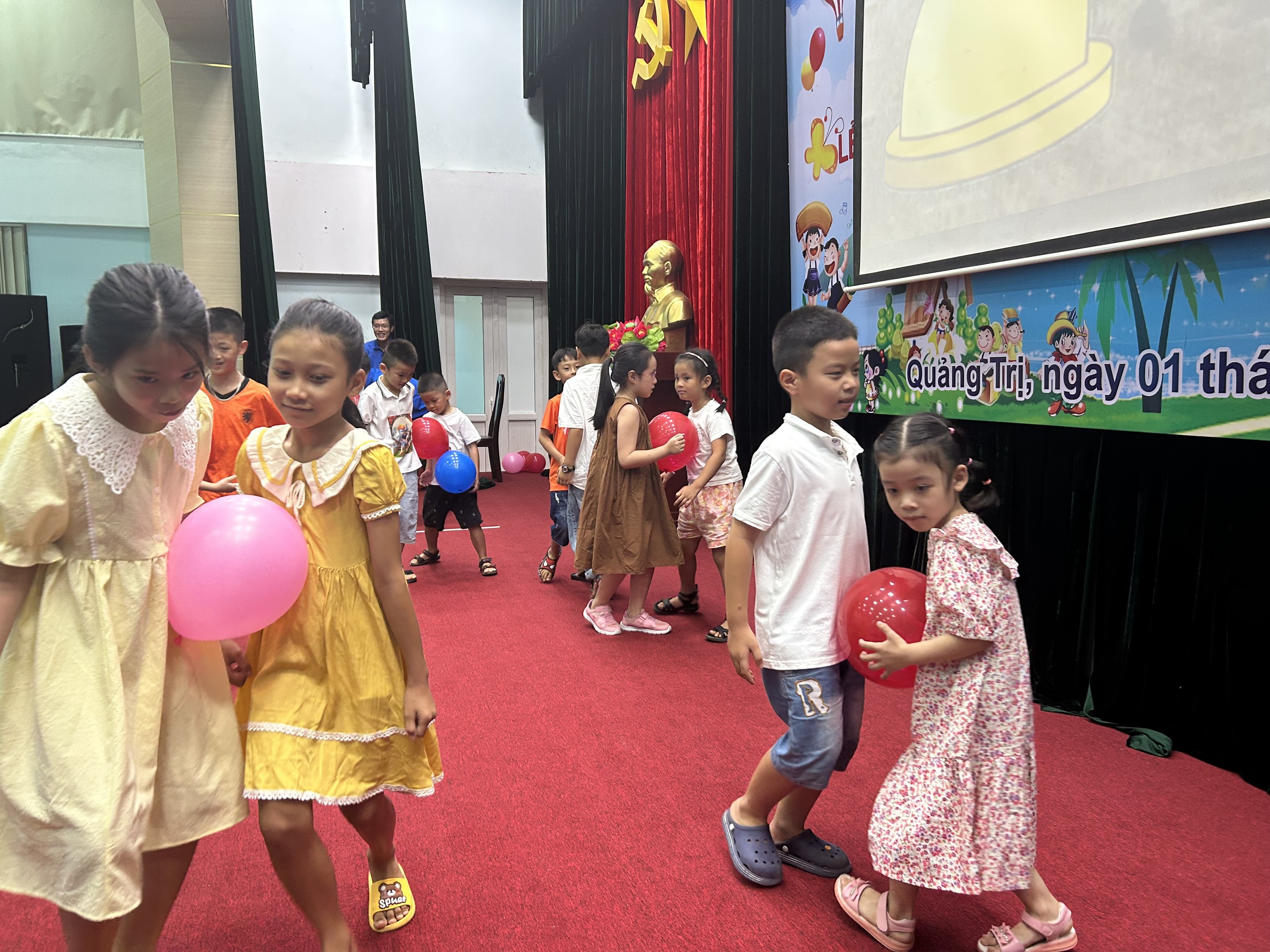 Các cháu thiếu nhi tham gia chương trình văn nghệ, trò chơi