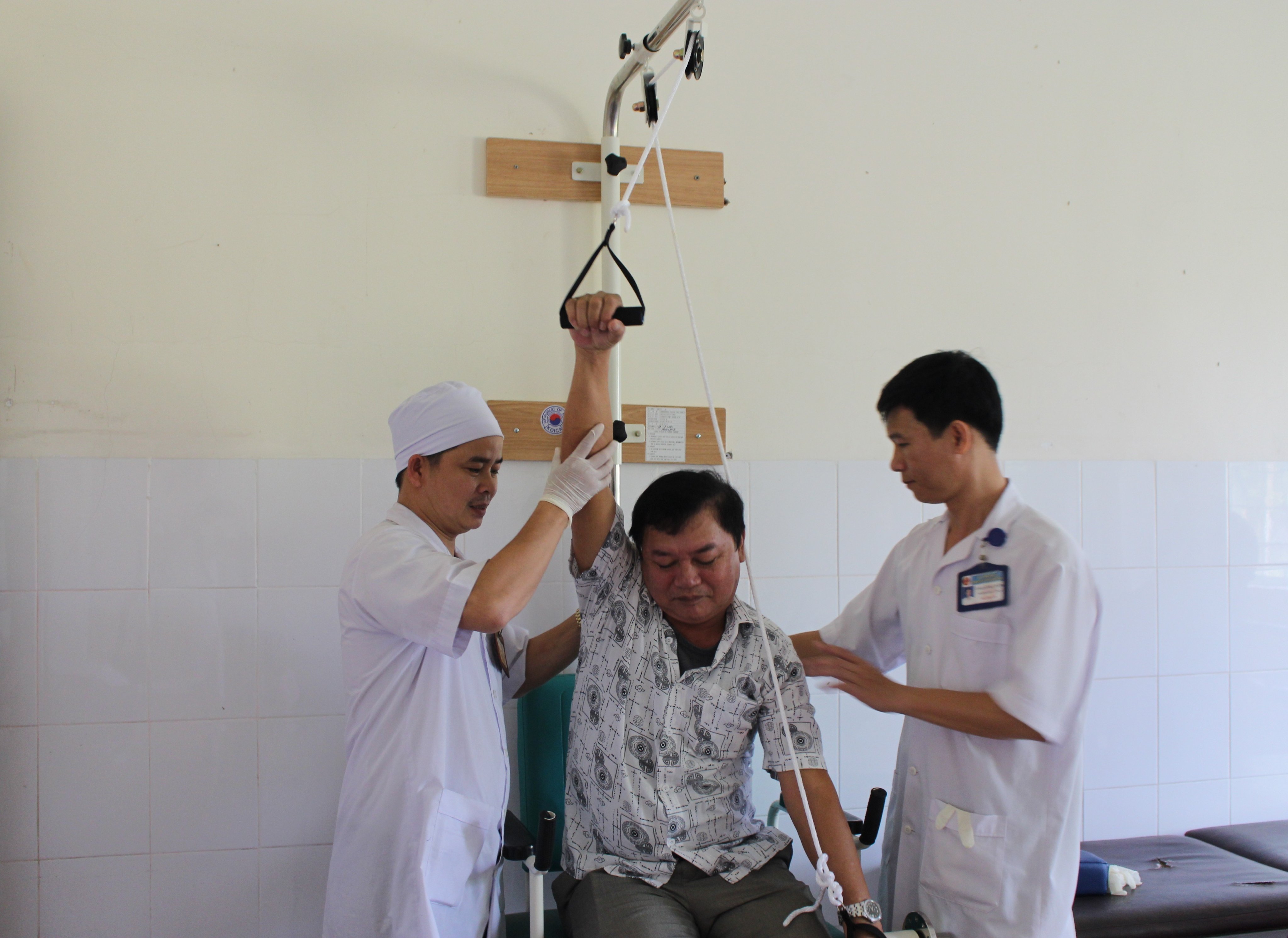 Thực hành bài tập vật lý trị liệu để phục hồi chức năng vận động của khớp vai -Ảnh: BỘI NHIÊN