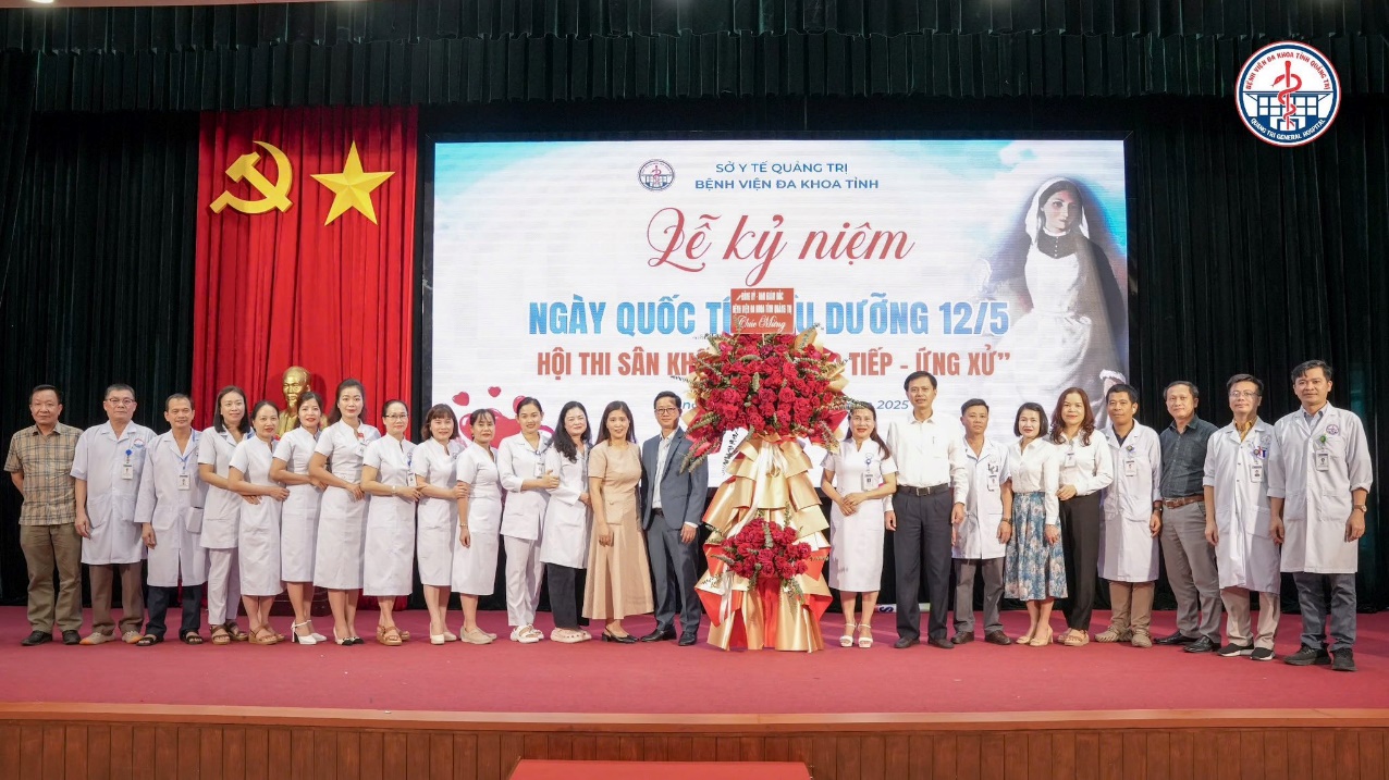 Đảng ủy, Ban Giám đốc Bệnh viện tặng hoa chúc mừng Ngày Quốc tế Điều dưỡng 12/5