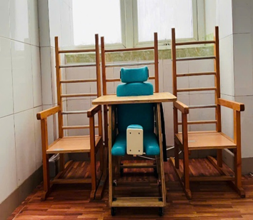Ghế tập ngồi cho trẻ bại não