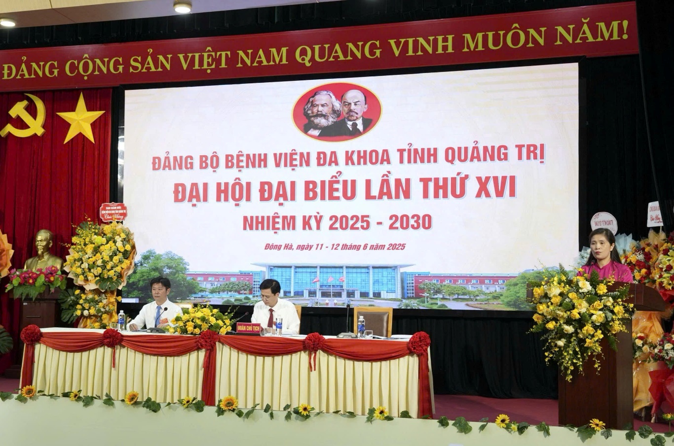 BSCKII. Nguyễn Thị Luyến - Phó Bí thư Đảng uỷ, Phó Giám đốc Bệnh viện, Chủ tịch Công đoàn trình bày báo cáo chính trị